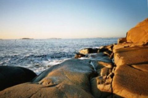 Foto av bohuslnska granitklippor och salta hav